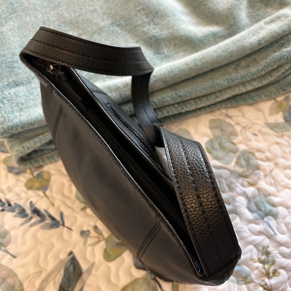 Like New! The Sak DeYoung Hobo Shoulder Bag in Black Leather - Picture 8 of 16